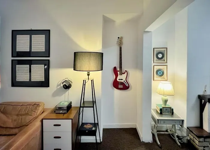 Urban Music Style Townhouse In Swansea City Center